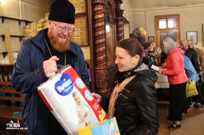 Одесская епархия УПЦ передала гуманитарную помощь нуждающимся одесситам и беженцам с Востока (ВИДЕО)