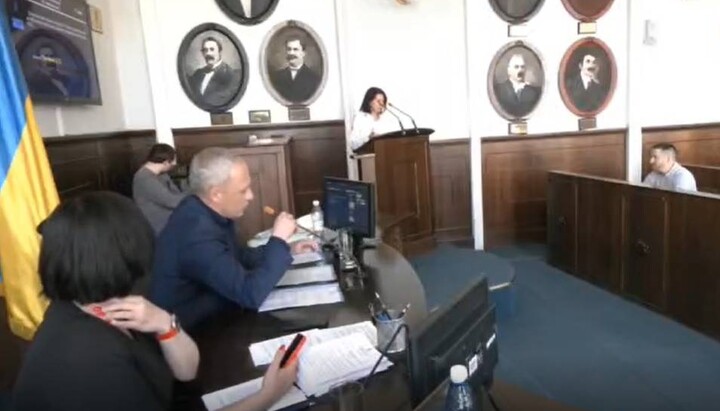 Chernivtsi mayor Roman Klitschuk interrupting a speech by a UOC believer at a City Council session. Photo: a video screenshot on the Telegram channel of the Chernivtsi-Bukovyna Eparchy of the UOC.