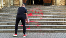 Вандали облили червоною фарбою вхід до кафедрального собору УПЦ у Черкасах