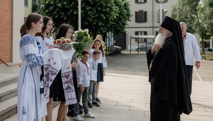 Епископа Вениамина встречают в миланском приходе УПЦ. Фото: vzcz.church.ua
