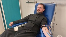 UOC priests donate 30 beds and blood for OKHMATDYT children
