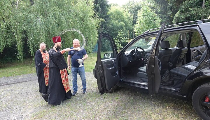 Священники УПЦ освящают в Полтаве автомобиль для ВСУ. Фото: страница Полтавской епархии УПЦ в Facebook