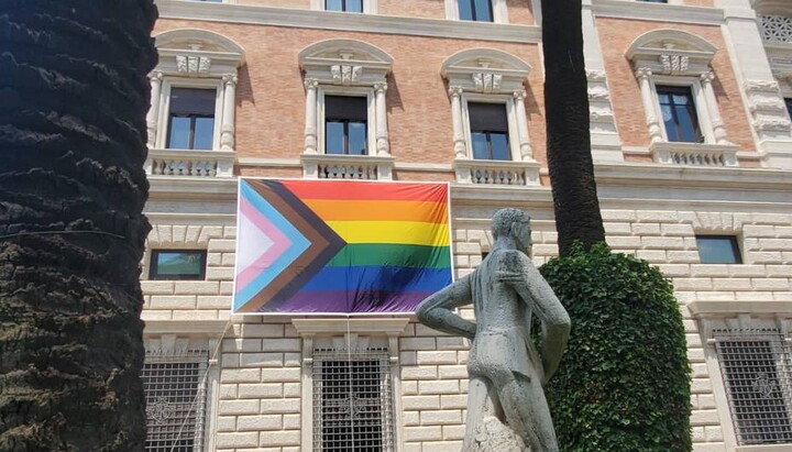 Флаг ЛГБТ в Ватикане. Фото: твиттер посольства США в Ватикане