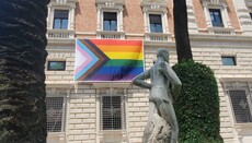 Посольство США в Ватикане вывесило флаг ЛГБТ