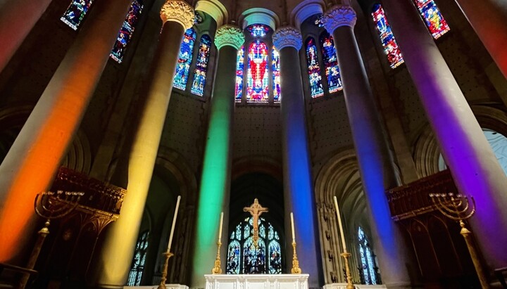 Єпископальний кафедральний собор у США в кольорах ЛГБТ. Фото: stjohndivine