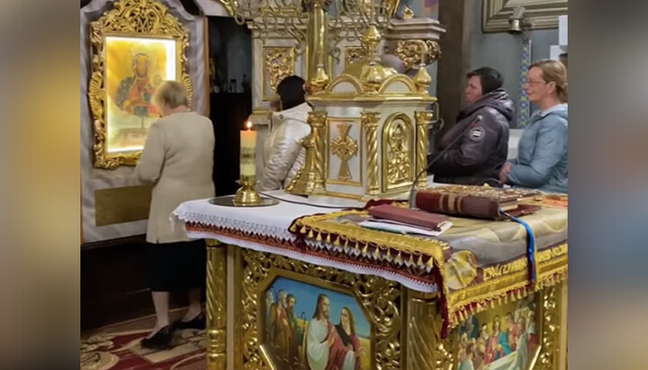 Parishioners in a Uniate church walk through the altar. Photo: screenshot from V. Kovtach's Facebook page