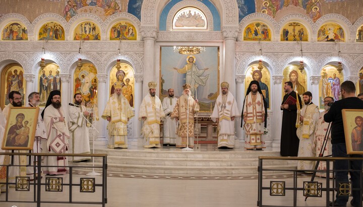 Întâistătătorul şi episcopii Bisericii Albaniei. Imagine: pagina de Facebook al Bisericii Albaneze
