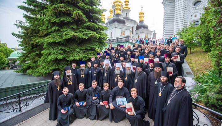 В КДАиС состоялся выпуск бакалавров и магистров. Фото: news.church.ua