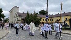 В Луцке на полдня перекрыли центр из-за крестного хода католиков