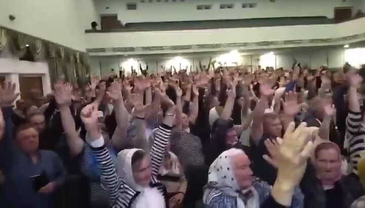 Locuitorii din comunității teritoriale Mironivka votează împotriva BOaU. Imagine: screenshot video de pe canalul Telegram 