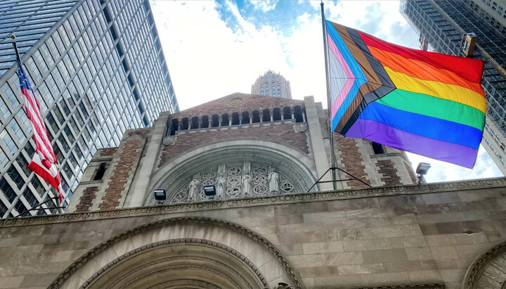 Σημαία ΛΟΑΤΚΙ στο ναό της Επισκοπικής Εκκλησίας στις ΗΠΑ. Φωτογραφία: helleniscope.com