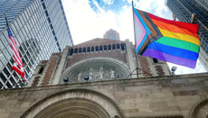 Иерархи Фанара в США отслужили литургию в храме под флагами ЛГБТ