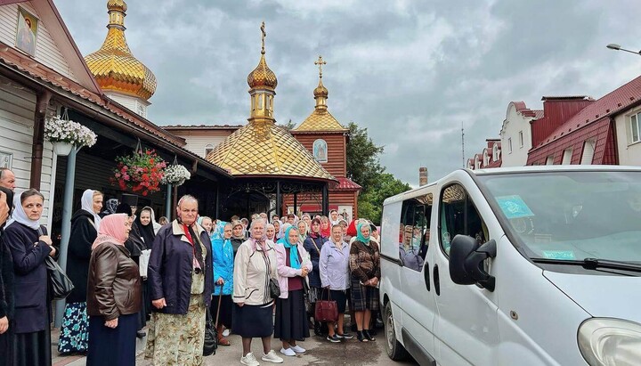 На Георгиевском подворье Николаевского монастыря в Ровно начинается автомобильный крестный ход. Фото: rivne.church.ua
