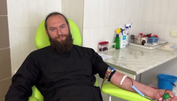 Клірики та парафіяни УПЦ здають кров в одеській лікарні. Фото: скріншот відео на Telegram-каналі Одеської єпархії УПЦ