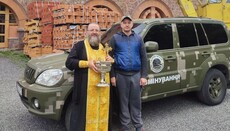 Парафіяни вінницького храму УПЦ передали саперам ЗСУ позашляховик