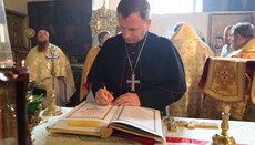 Catholic Bishop prays at “liturgy” in the altar of Kharkiv church of OCU