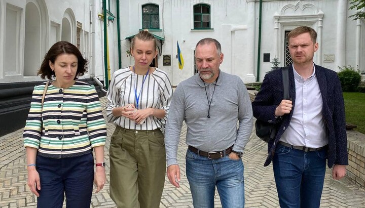 Mariana Oleskiv (far left) and Maksym Ostapenko (second from right) at the Kyiv-Pechersk Lavra. Photo: M. Oleskiv’s Facebook page