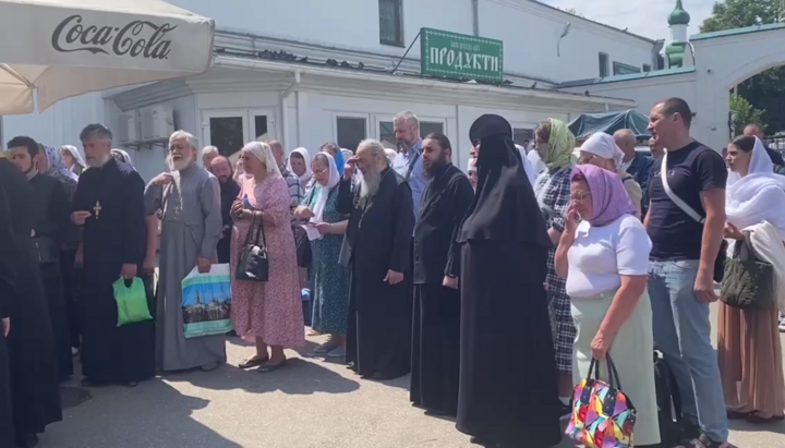 Блаженніший Онуфрій молиться з вірянами біля Лаври. Фото: СПЖ