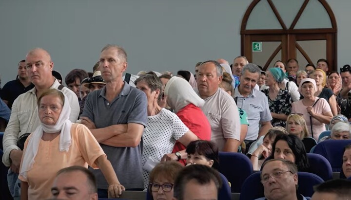 Парафіяни УПЦ на сесії міськради в Ніжині. Фото: скріншот відео «Суспільного»