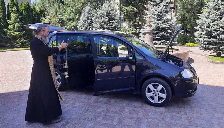 Протоиерей Евгений Назаренко освящает автомобиль для ВСУ. Фото: Telegram-канал «Церква допомагає»