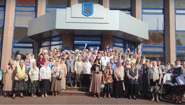 Community members of the Transfiguration Cathedral near the City Hall of Bila Tserkva. Photo: a video screenshot of the press service of the Bila Tserkva Eparchy of the UOC