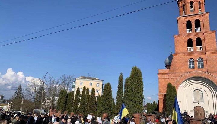 Рейдери біля Воскресенського храму УПЦ у Красилові. Фото: krasyliv-rada.gov.ua