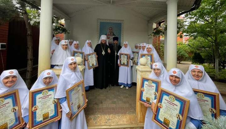 Сестри милосердя відвідали митрополита Феодосія. Фото: cherkasy.church.ua