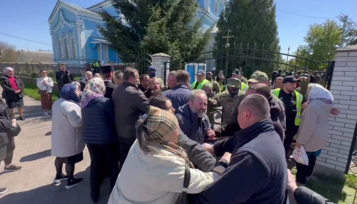 Захоплення Михайлівського храму УПЦ у Боярці. Фото: скріншот відео spzh.news