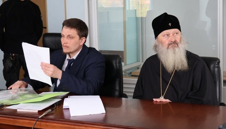 Митрополит Павел (Лебідь) і протоієрей Микита Чекман у суді. Фото: focus.ua