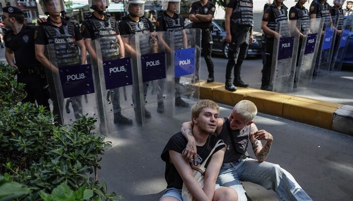 Участники ЛГБТ-марша в Стамбуле и сотрудники турецкой полиции. Фото: epaimages.com