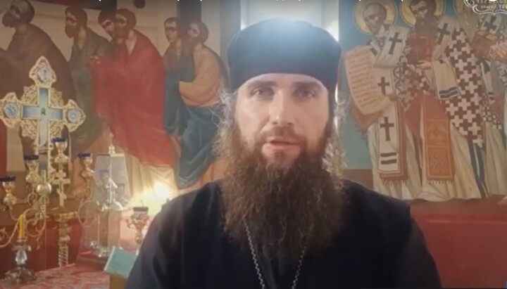 Πρωθιερέας Ευγένιος Μπουρκάτσκι, ηγούμενος του αρχιερατικού Μετοχίου Υπαπαντής της UOC στο Τσερκάσι. Φωτογραφία: στιγμιότυπο οθόνης του βίντεο του καναλιού «Ευαγγελιστής Τσερκάσι» στο YouTube