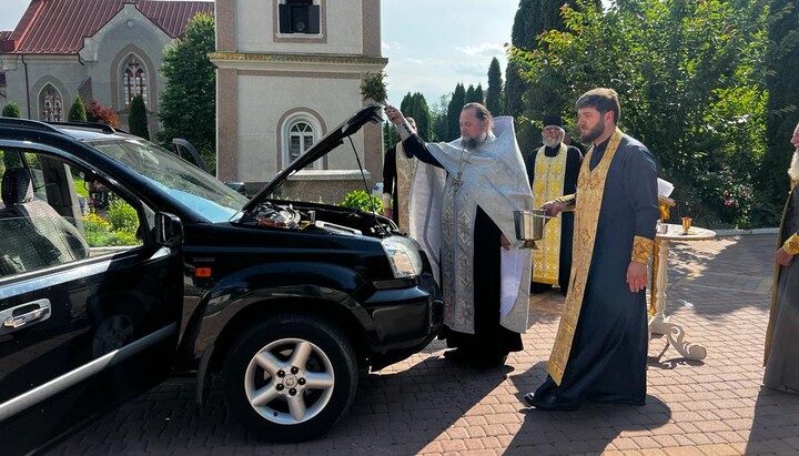 Духовенство Сторожинецького благочиння освячує автомобіль для ЗСУ. Фото: сторінка Чернівецько-Буковинської єпархії УПЦ у Facebook