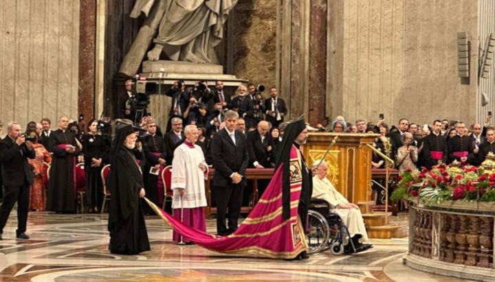 Ο Πάπας Φραγκίσκος και ο ιεράρχης του Φαναρίου Ιώβ Γκέτσα σε κοινή λειτουργία στον Καθεδρικό Ναό του Αγίου Πέτρου. Φωτογραφία: Orthodox Time