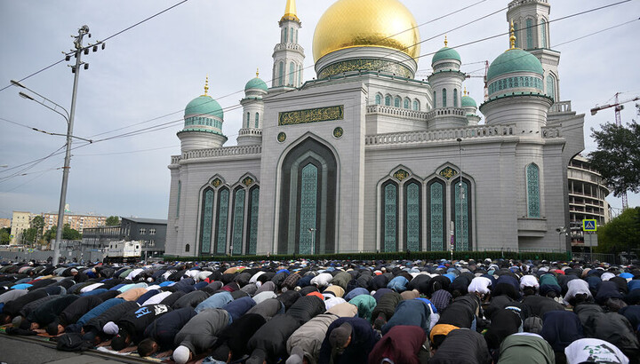 Μουσουλμάνοι προσεύχονται. Φωτογραφία: gazeta.ru