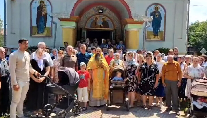 Прихожане Петропавловского храма УПЦ в селе Ленковцы. Фото: facebook.com/orthobuk