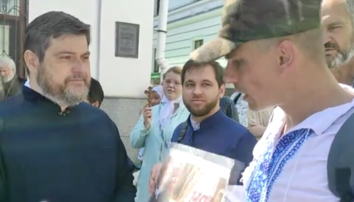 Священник УПЦ беседует с активистами. Фото: скриншот t.me/kozakTv1