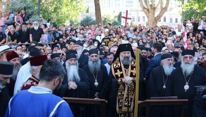 Молитовне стояння вірян і духовенства Церкви Грузії проти гей-параду в 2021 році. Фото: vetrovo