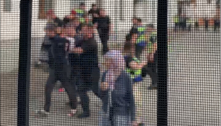 Полиция задерживает защитника Лавры. Фото: скриншот t.me/pravoslavie