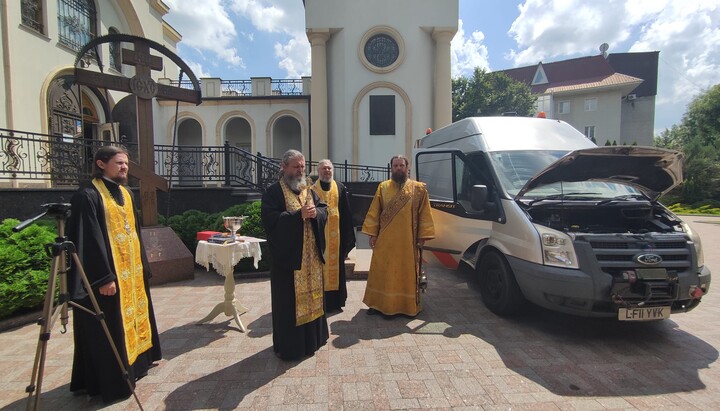 Священники освятили мікроавтобус, який купила для військових громада УПЦ у Кропивницькому. Фото: сторінка Кіровоградської єпархії УПЦ у Facebook