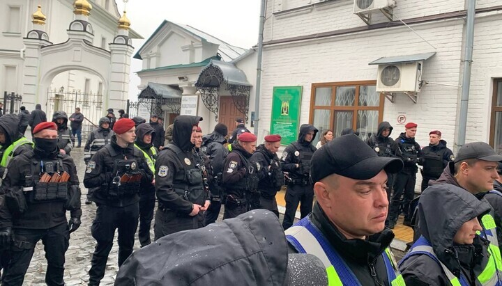Співробітники поліції та «червоні берети» на території Києво-Печерської лаври. Фото: spzh.news