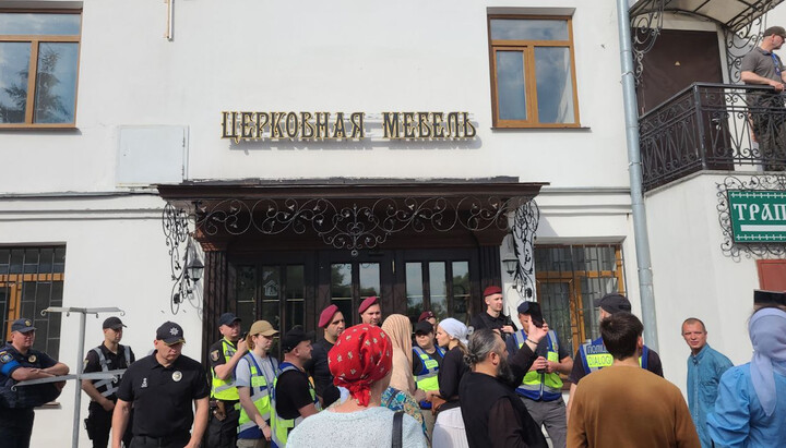 Police near Building 69 of the Lavra. Photo: t.me/upc_news