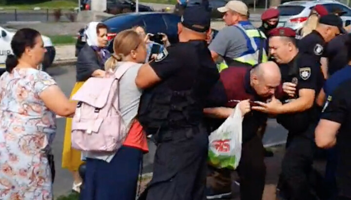 Δίπλα στην είσοδο του μοναστηριού η αστυνομία συλλαμβάνει πιστούς. Φωτογραφία: screenshot t.me/pravoslavie