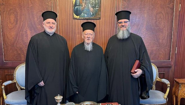 Архиепископ Элпидофор, патриарх Варфоломей и архимандрит Феофан. Фото: orthodoxianewsagency.gr