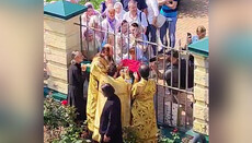 В Лавре священники причащали прихожан через решетку
