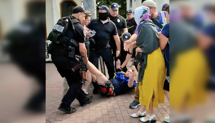 Полиция задерживает одного из защитников Лавры. Фото: скриншот t.me/kozakTv1