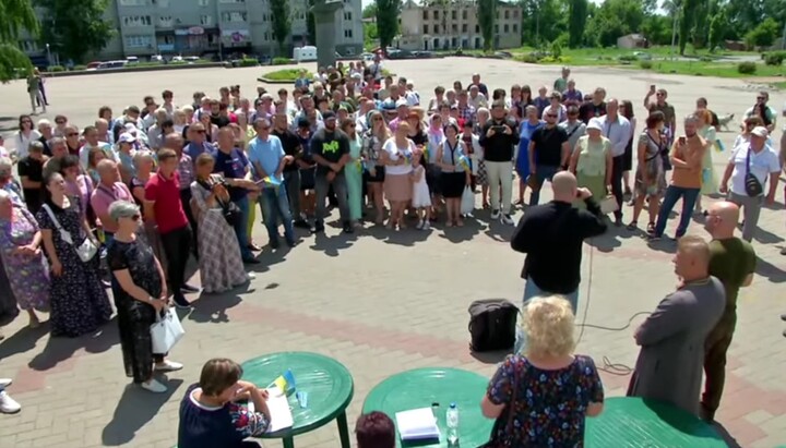 Gathering of the territorial community in Borodianka. Photo: Screenshot of Channel 5 video