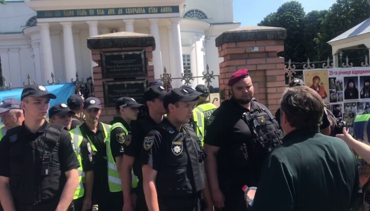 Poliția nu le-a permis credincioșilor Bisericii Ortodoxe Ucrainene să se apropie de catedrala Schimbării la Față a Mântuitorului din Bila Țerkva. Imagine: screenshot video UJO