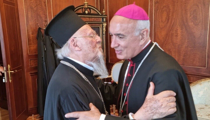Ο Πατριάρχης Κωνσταντινουπόλεως Βαρθολομαίος και ο Καθολικός Επίσκοπος Αντόνιο Σταλιάνο. Φωτογραφία: vaticannews.va