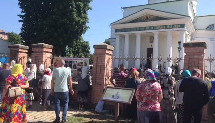 Parishioners of the Transfiguration Cathedral in Bila Tserkva outside the fence of their temple. Photo: screenshot of the video of the Pershy Kozatsky Telegram channel 