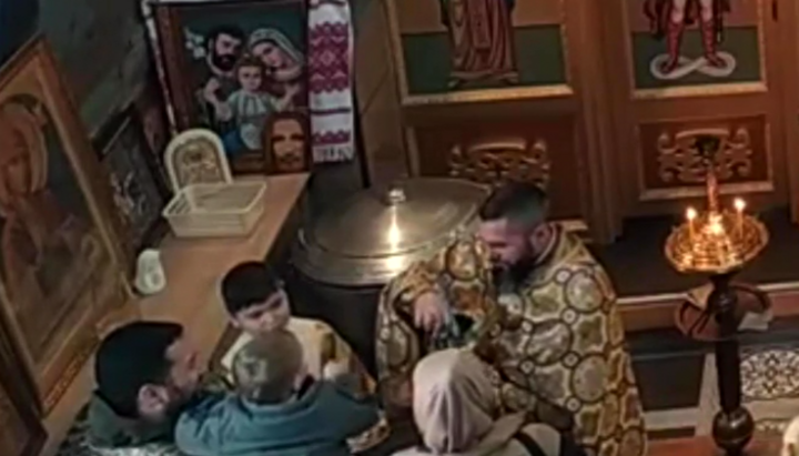 Гопайнич достает пальцами из Чаши стакан. Фото: скриншот ФБ Покровского храма ПЦУ в Белой Церкви
